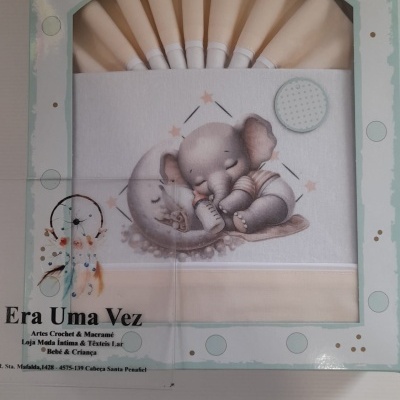 Conjunto de panos de bebé com ilustração de elefante e embalagem decorada