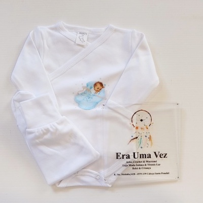 Conjunto de bebé branco com estampa de anjo e nuvem azul