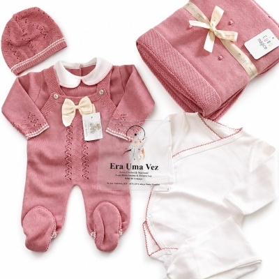 Conjunto de roupa de bebé rosa e branco com manta e etiquetas visíveis
