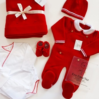 Conjunto de roupa de bebé vermelho e branco com manta e livro