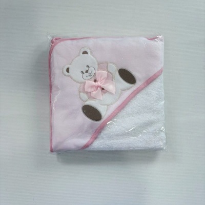 Toalha de bebé cor-de-rosa com aplicação de urso branco e laço cor-de-rosa embalada