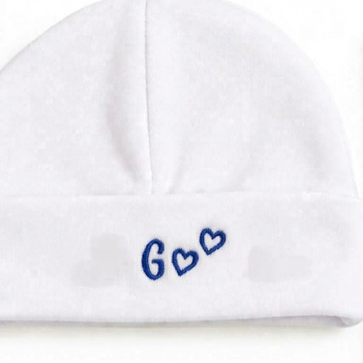 Gorro branco com bordado azul de letra G e corações