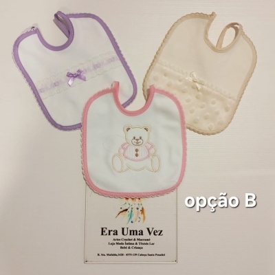 Três babetes de bebé em cores suaves com bordados e laços