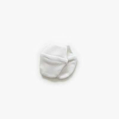 Luvas brancas para bebé em fundo branco