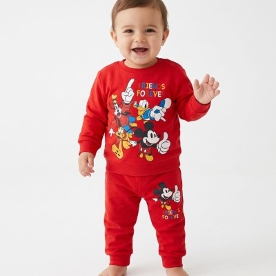 Roupa vermelha de bebé com personagens Disney e texto FRIENDS FOREVER.