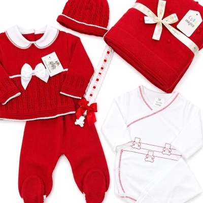 Conjunto de roupa de bebé vermelha e branca com roupão e acessórios.