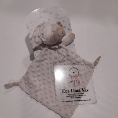 Manta de pelúcia animal bege com textura e cartão de loja