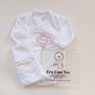 Conjunto de roupa de bebé branco com bordado rosa e cartão da loja Era Uma Vez