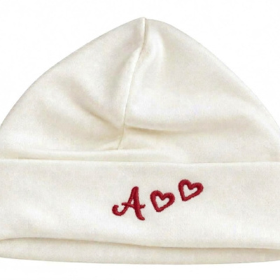 Gorro de bebé branco creme com bordado vermelho