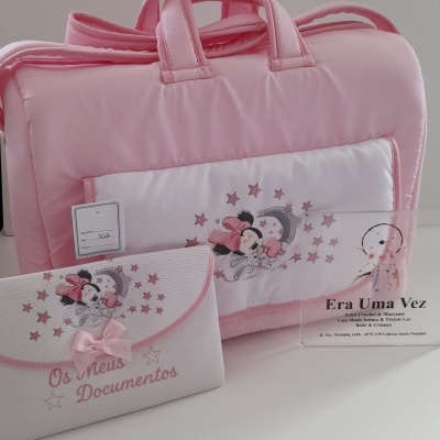 Mala e carteira cor-de-rosa com estampa da Minnie e texto em português