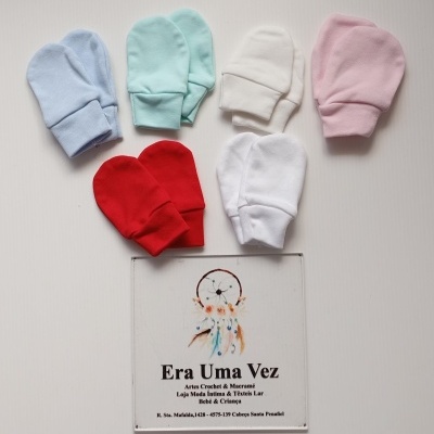 Seis pares de luvas de bebé de várias cores com cartão promocional