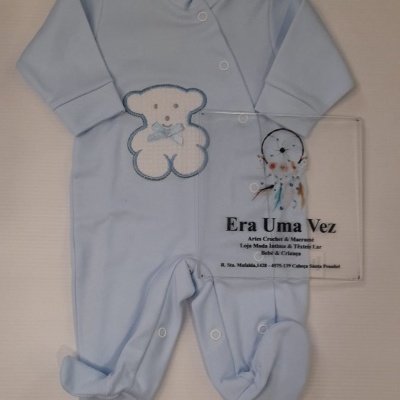 Macacão de bebé azul claro com bordado de ursinho