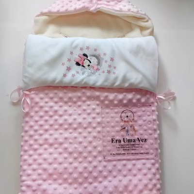 saco de bebé cor-de-rosa com capuz e estampas de Minnie e texto Era Uma Vez