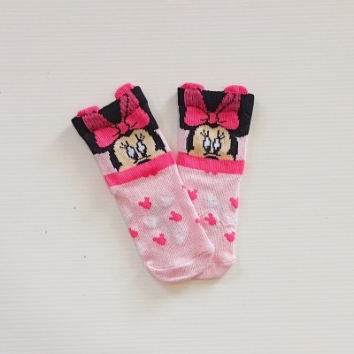 Meias infantis cor-de-rosa com estampa da cara da Minnie e corações.