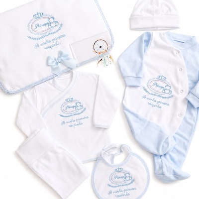 Conjunto de roupa de bebé branco e azul claro com bordados de coroa e ursinho e texto Principe A minha primeira roupinha