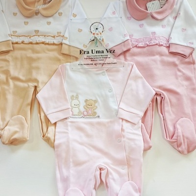 Três macacões de bebé em algodão com gola redonda e padrões bordados em tons bege e rosa