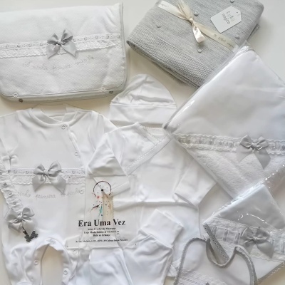 Conjunto de roupa e acessórios para bebé branco com detalhes cinza