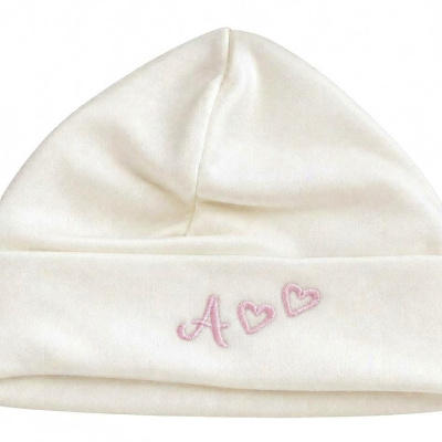 Gorro branco com bordado rosa de letra e corações