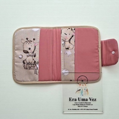Capa de tecido rosa com estampas de girafas e fecho de botão