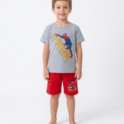 Menino com t-shirt cinzenta e calções vermelhos com tema Spider-Man