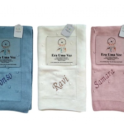 Mantinhas de croché azul, branca e rosa para bebés com etiquetas e nomes bordados