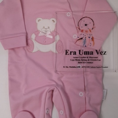 Macacão rosa para bebé com ursinho aplicado e fechos brancos