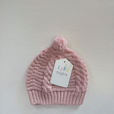 Gorro de criança rosa com pompom e etiqueta CUBO mágico