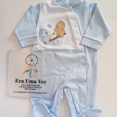 Pijama de bebé azul claro e branco com ursinhos desenhados e botões de pressão