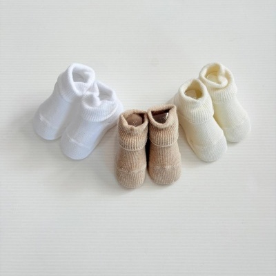 Três pares de meias para bebé em branco, bege e creme