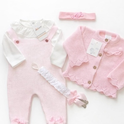 Conjunto de roupa para bebé rosa e branco com macacão, body, casaco, fita de cabelo e porta-chupetas