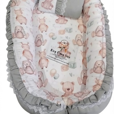 Ninho para bebé com padrão de ursos e coelhos em tons pastel