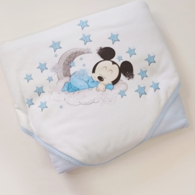 Manta branca com desenho de bebé Mickey a dormir entre estrelas azuis