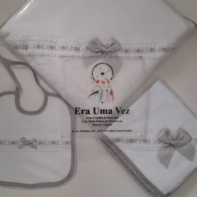 Conjunto de têxteis para bebé em branco com detalhes cinza e laços, com texto visível Era Uma Vez.