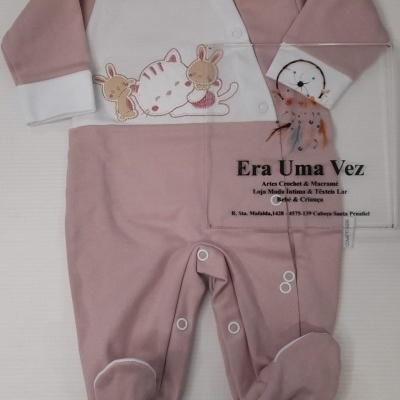 macacão bebé rosa claro branco com coelhos gato bordados