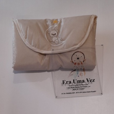 Capa ou trocador bege com ursinho bordado e placa da loja Era Uma Vez
