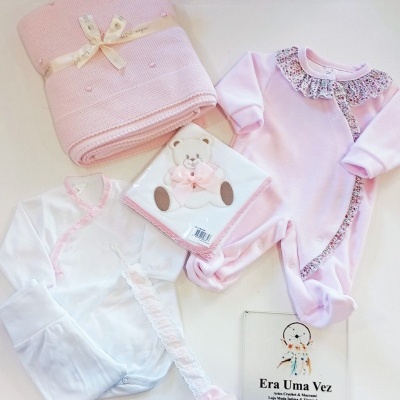 Conjunto de bebé com manta rosa, babete com ursinho, body branco e macacão rosa com gola floral
