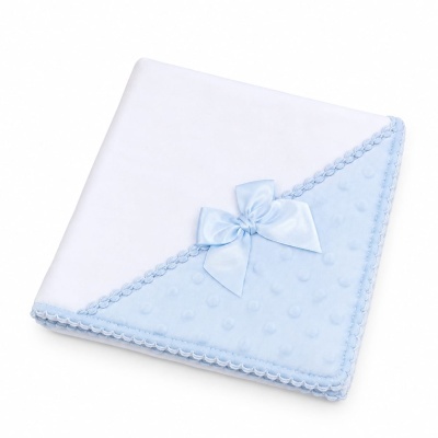 Cobertor branco com detalhe azul, laço azul e borda decorativa
