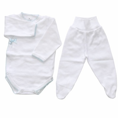 Conjunto de roupa de bebé branca com detalhes azuis