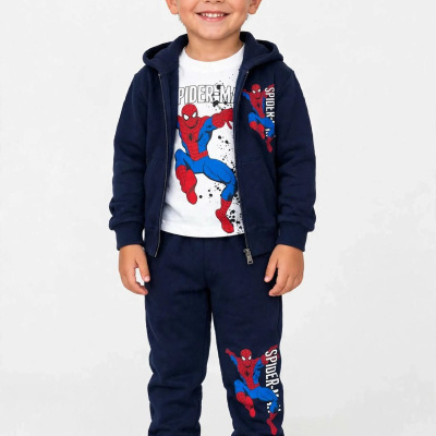 Menino com conjunto azul-escuro e t-shirt branca com estampado do Spider-Man