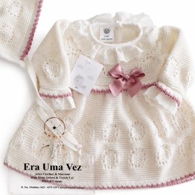 vestido de bebê branco em malha com laço rosa e touca