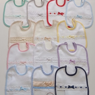 Conjunto de biberões e chupetas com detalhes decorativos coloridos