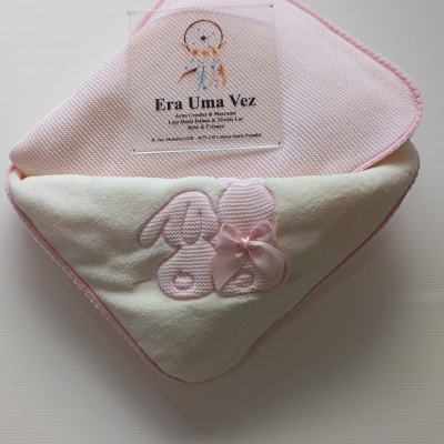 Manta ou toalha para bebé com aplicação de coelho rosa e etiqueta Era Uma Vez