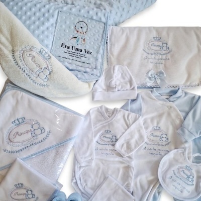 Conjunto de roupa e acessórios de bebé azul e branco com bordados