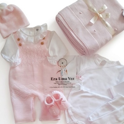 Conjunto de roupa de bebé rosa e branca com manta rosa e acessórios