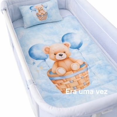 Berço branco com roupa de cama azul com ursinho e balões azuis