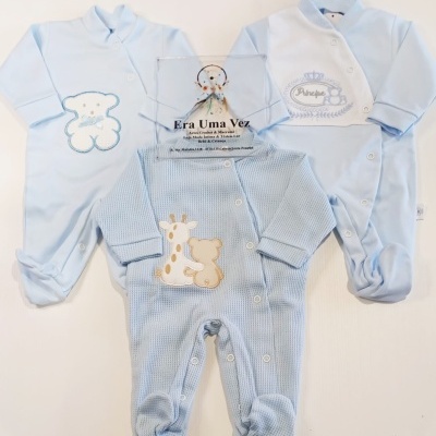 Três macacões de bebé azuis com diferentes padrões e texturas