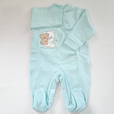 Pijama azul claro para bebé com estampa de dois ursos e balão em forma de coração.