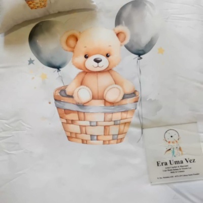 Conjunto de cama branco com urso e balões