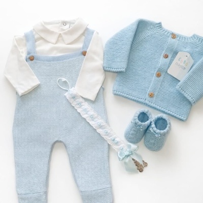 Conjunto de roupa de bebé azul claro e branco com body, babygrow, casaco, botinhas e fita para biberão