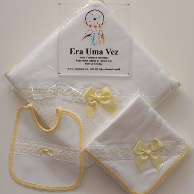 Conjunto branco para bebé com laços amarelos e renda com embalagem marca Era Uma Vez